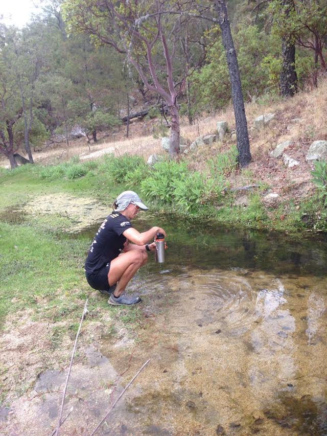 Corredores suben la Sierra La Laguna y filtran el agua arriba de la sierra