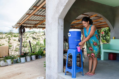 Filtro de agua para supervivencia o campismo FiltrEOZ con contenedor igloo 20 Litros