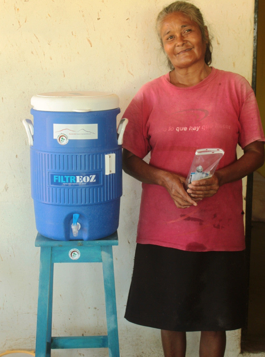 Filtro de agua para supervivencia o campismo FiltrEOZ con contenedor igloo 20 Litros