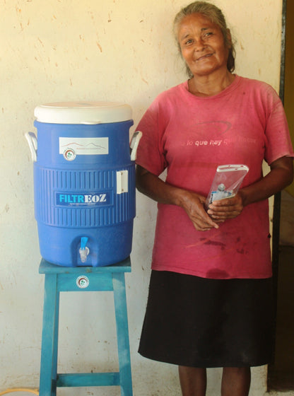 Filtro de agua para supervivencia o campismo FiltrEOZ con contenedor igloo 20 Litros