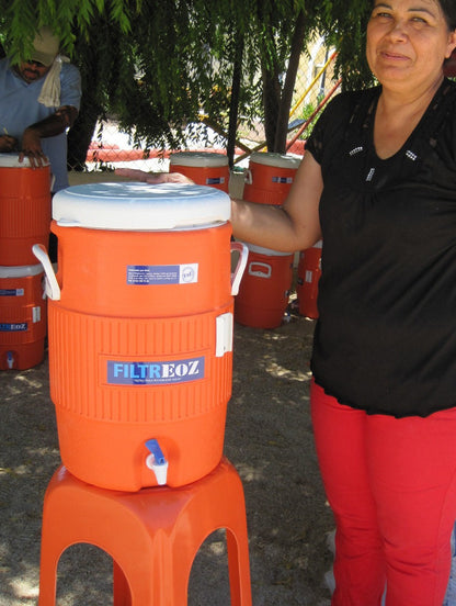 Filtro de agua para supervivencia o campismo FiltrEOZ con contenedor igloo 20 Litros