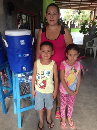 Filtro de agua para supervivencia o campismo FiltrEOZ con contenedor igloo 20 Litros