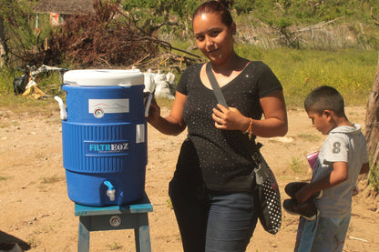 Filtro de agua para supervivencia o campismo FiltrEOZ con contenedor igloo 20 Litros