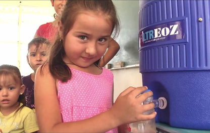 Filtro de agua para supervivencia o campismo FiltrEOZ con contenedor igloo 20 Litros