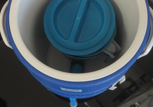 Filtro de agua para supervivencia o campismo FiltrEOZ con contenedor igloo 20 Litros